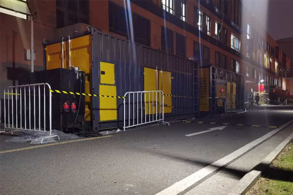 德江柴油发电机组的输出电压是如何调节的？